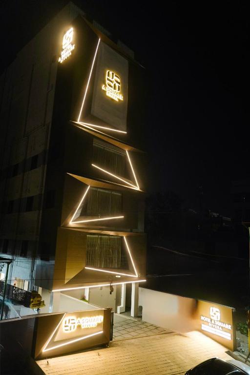ein Gebäude mit Lichtern an der Seite bei Nacht in der Unterkunft Hotel A Square Rivera in Salem