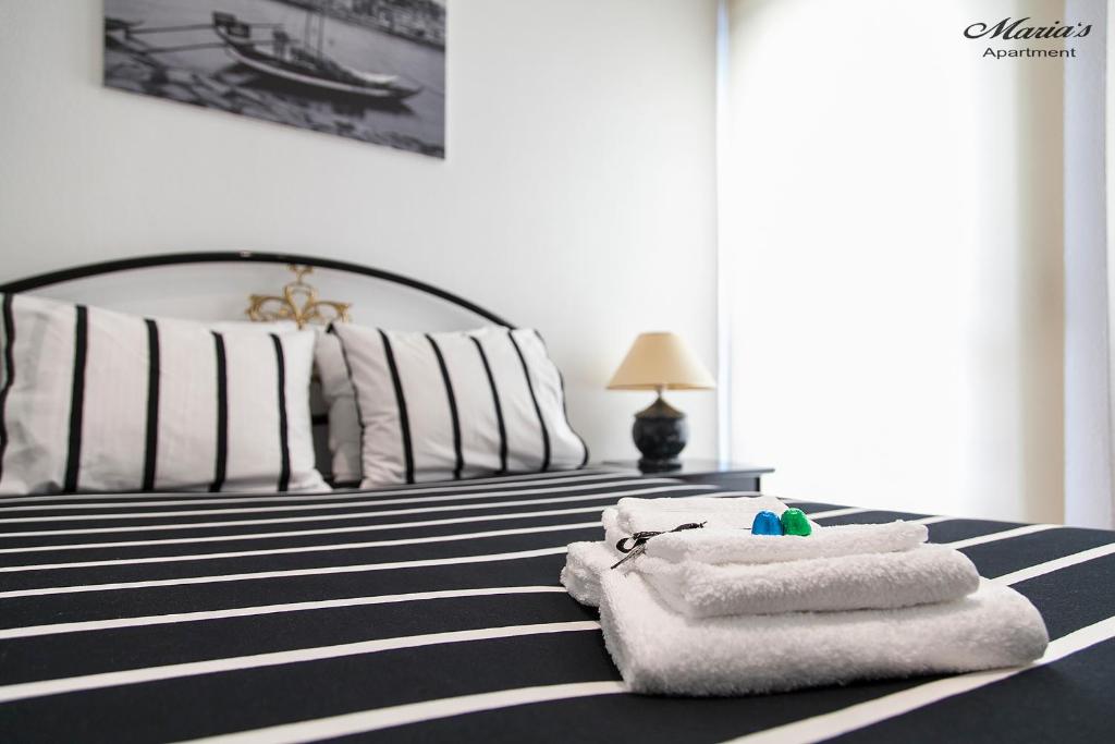 Ein Bett oder Betten in einem Zimmer der Unterkunft Maria's Apartment