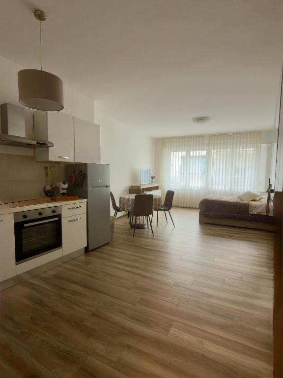 a living room with a kitchen and a dining room at Monolocale elegante e luminoso nel Centro Storico- A due passi da tutto in Pordenone