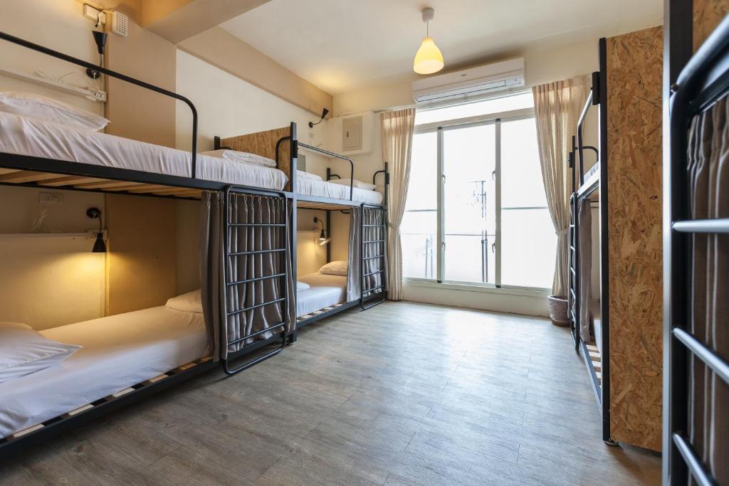 Sleeping Boot Hostel في مدينة هوالين: غرفة مع أربعة أسرة بطابقين في نزل