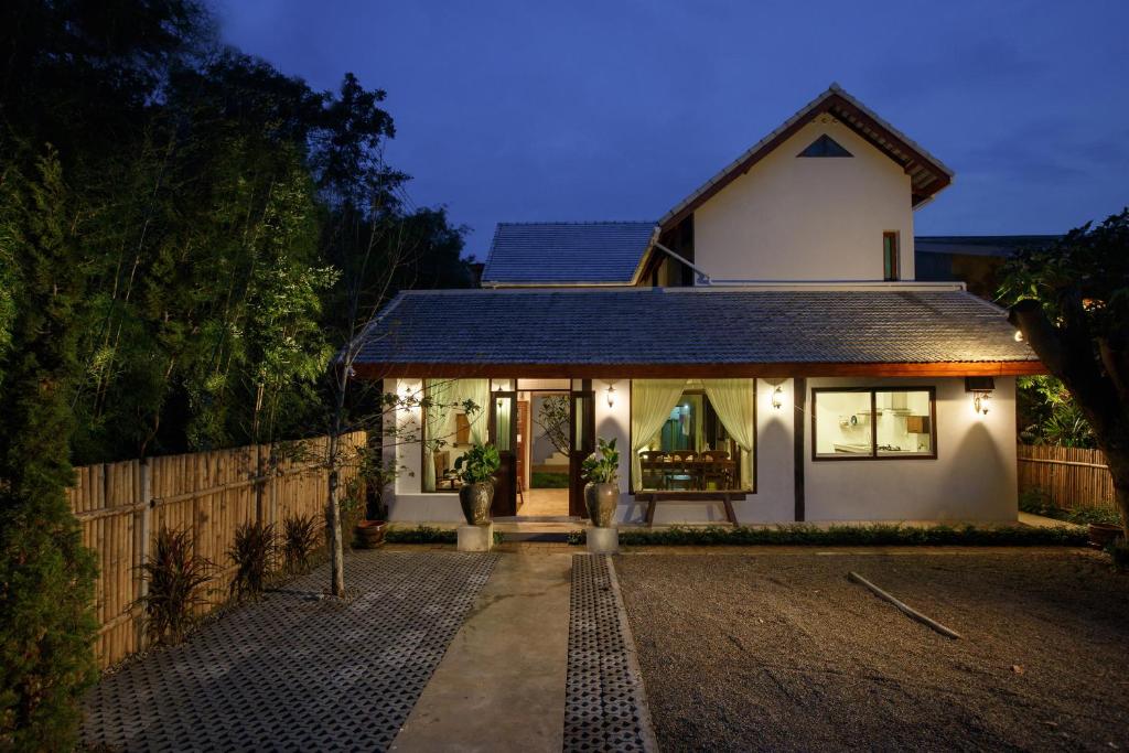 Foresta Villa في هانغدونغ: بيت ابيض امامه سياج