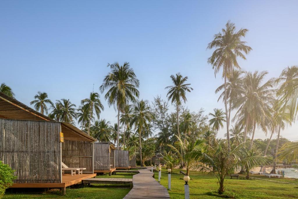 a path leading to a resort with palm trees at Koh Sdach Resort by EHM in Kaoh Sdach