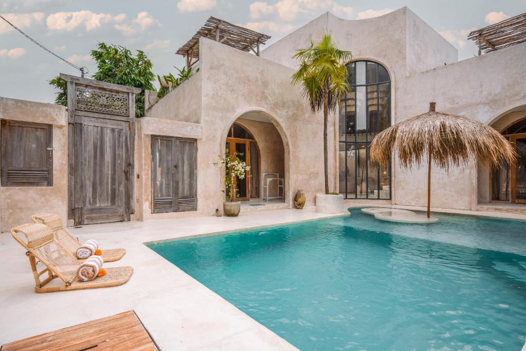 a swimming pool in the middle of a house at South Villa Ungasan in Ungasan