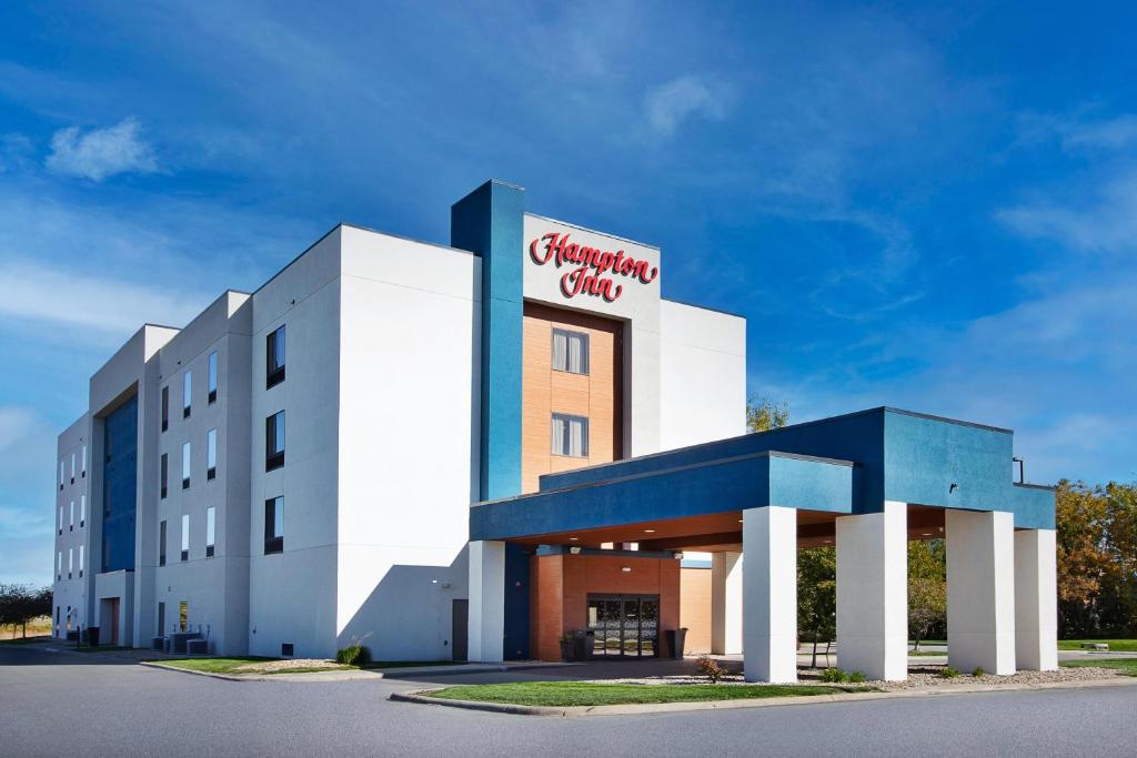 a building with a sign on top of it at Hampton Inn Bellevue in Bellevue