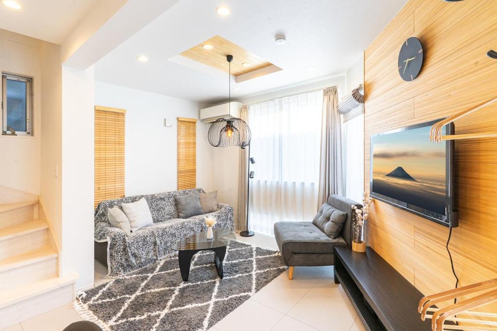 Spacious Skytree Stay, 8 Guests, Asakusa 11 mins, Modern Renovation, 8-min Walk to Station