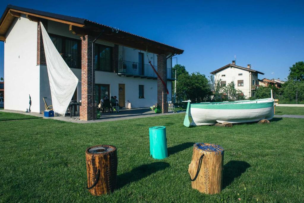a boat in a yard next to a house at B&B La barca ant al prà in Cuneo