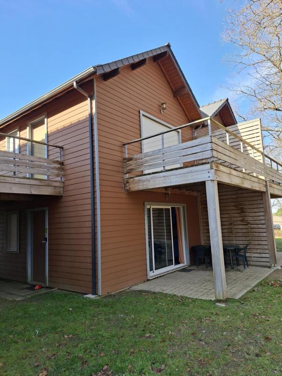 a house with a deck and a patio at Cottage Le Vau 3, RDC calme, lave linge, piscine in Chaveignes