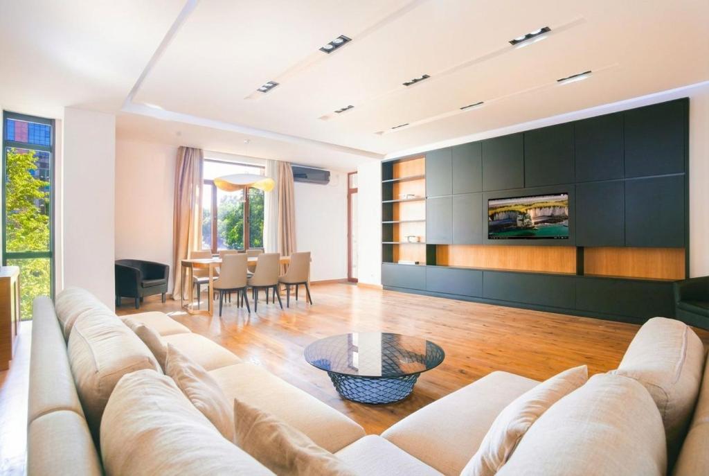 Ideally Designed 2BD 3Baths! Great Balcony View! Malibu Garden