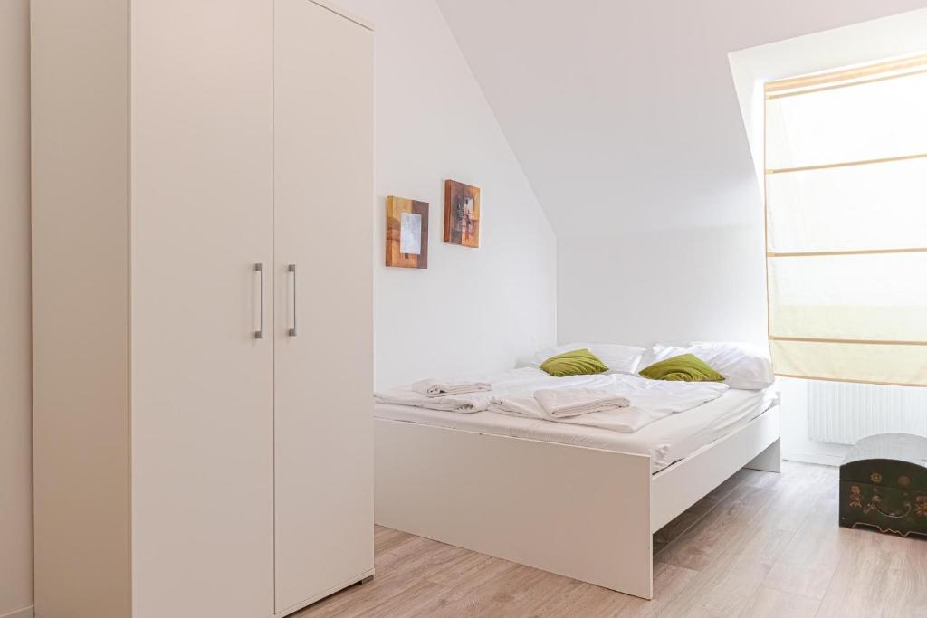 Cozy 2BR Apt, Steps to Belvedere & City Center