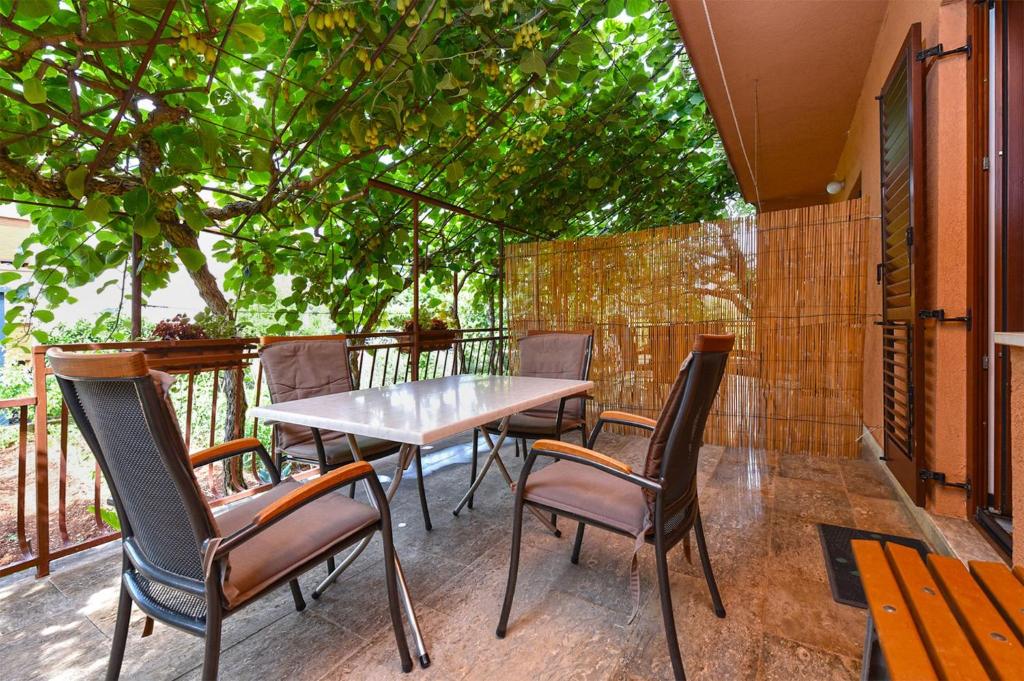 Comfortable stay in Faana with outdoor space