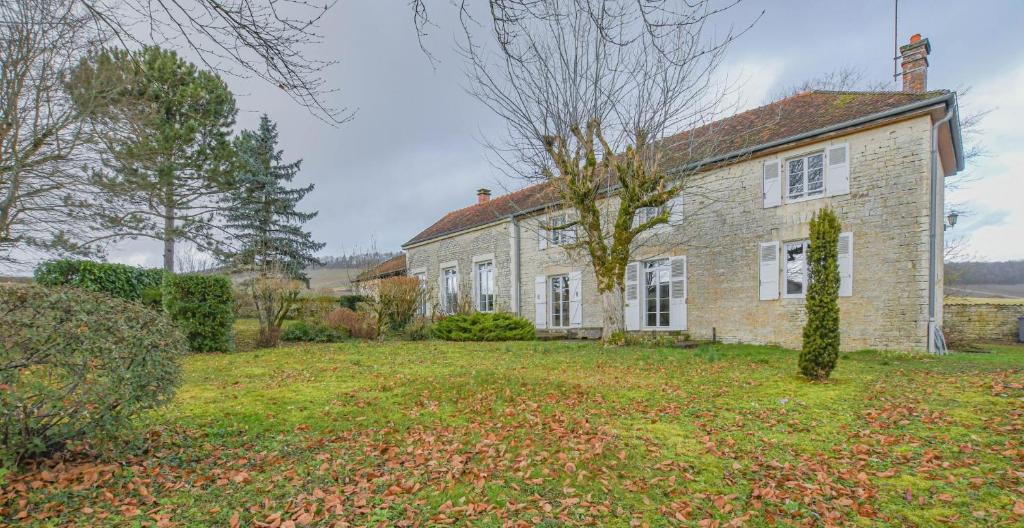 an old brick house with a yard in front of it at Le clos embelli in Rouvres-les-Vignes