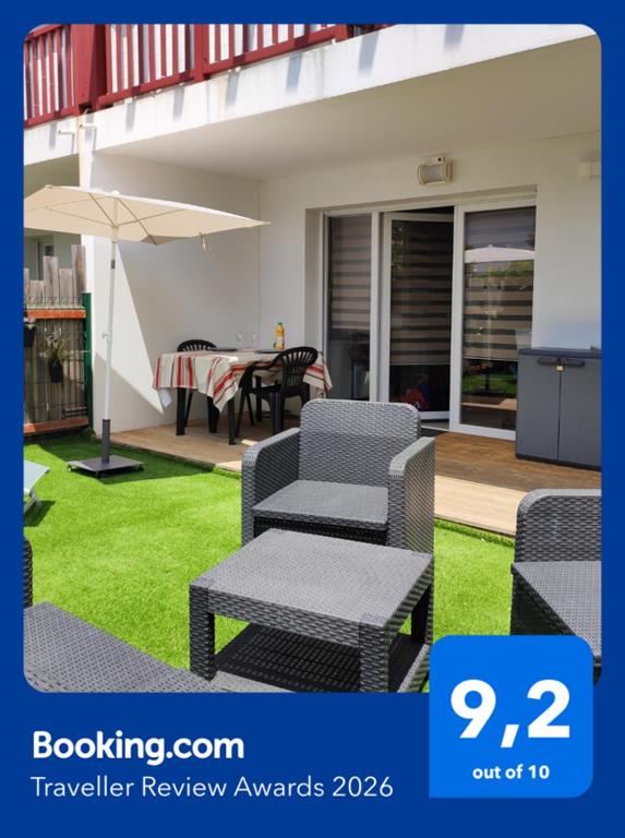 Ein Bild einer Terrasse mit zwei Stühlen und einem Sonnenschirm in der Unterkunft Bakea in Ustaritz