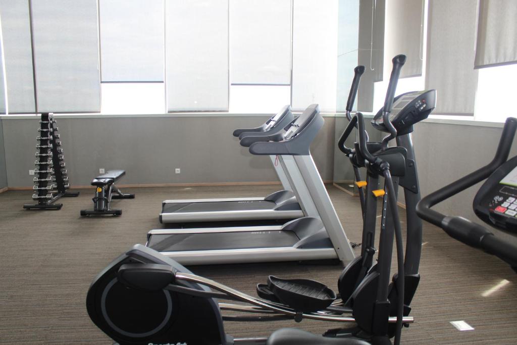Fitness centrum a/nebo fitness zařízení v ubytování FOX Hotel Pekanbaru