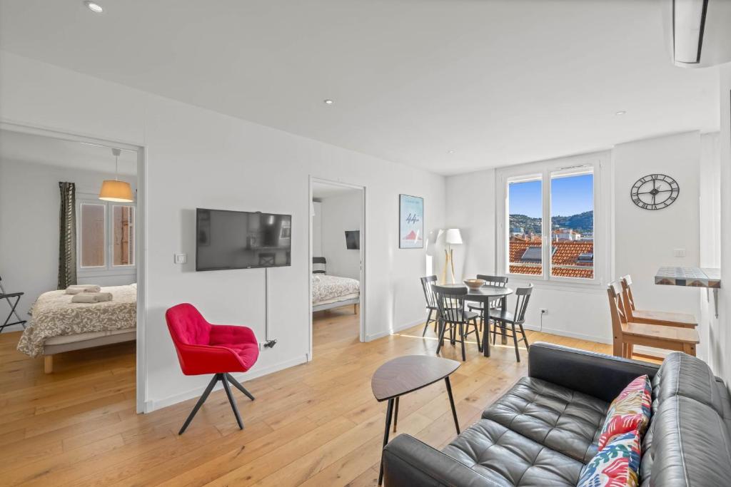 REF 2049 - 3 room apartment Top floor Sea view for rent