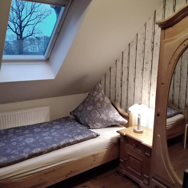a small bed in a room with a window at Darpvenner Diele in Ostercappeln
