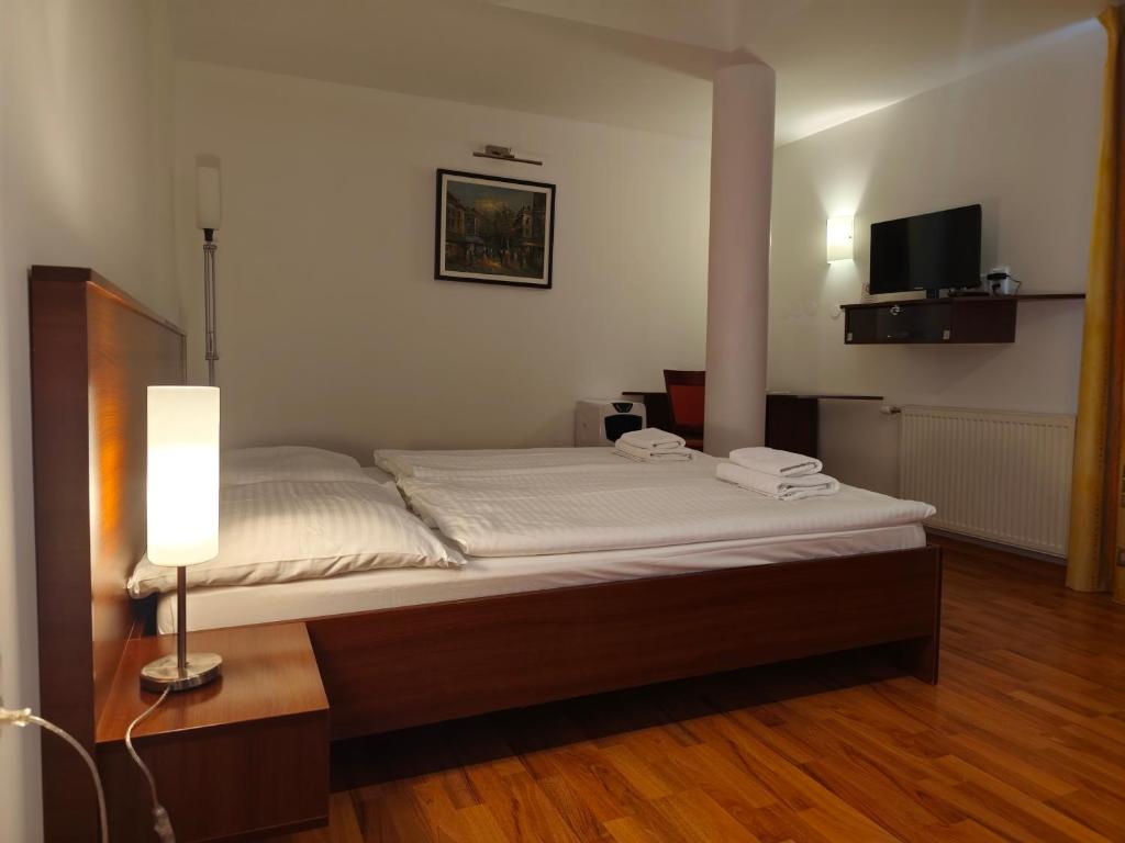 Llit o llits en una habitació de Hotel Arli