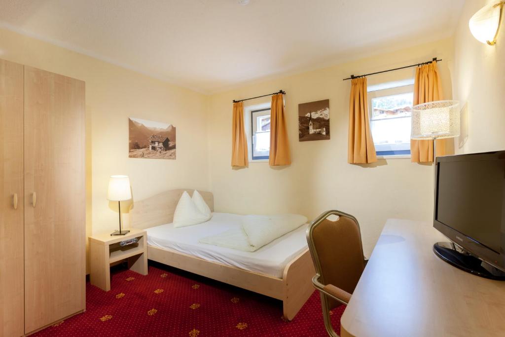 Postel nebo postele na pokoji v ubytování SCOL Sporthotel Großglockner