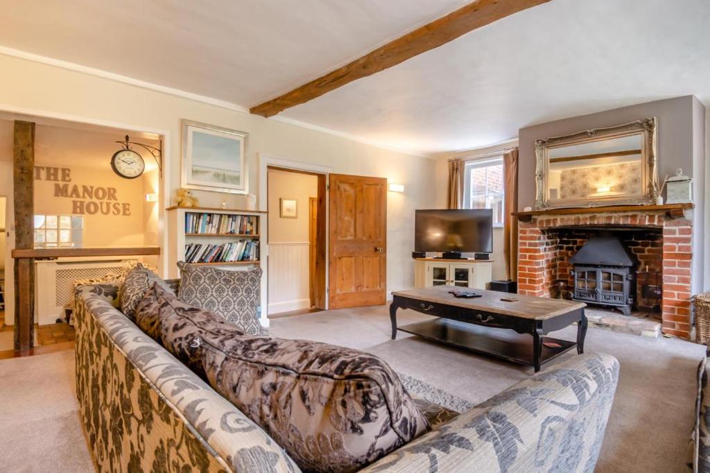 a living room with a couch and a fireplace at 5 Bed in Bramfield oc-sftmh in Bramfield