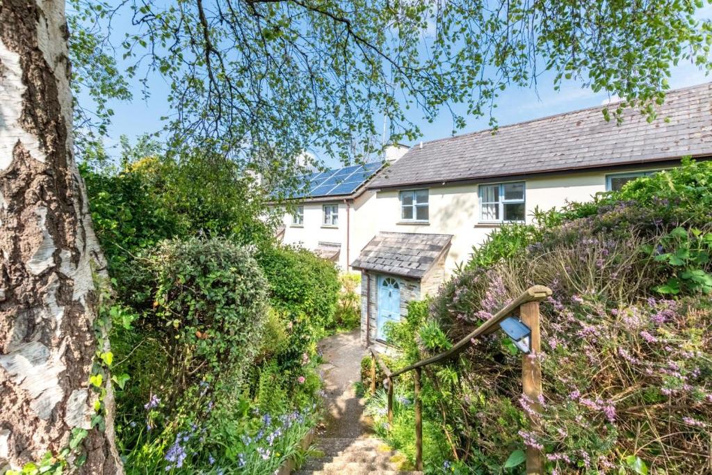 a house with a garden in front of it at 3 Bed in Braunton oc-salar in Georgeham