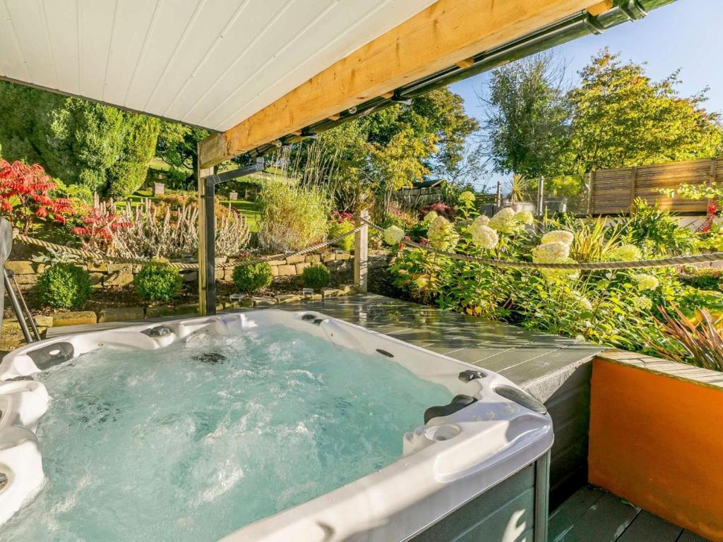 a jacuzzi tub in a garden at 2 Bed in Bradford oc-75164 in Thornton