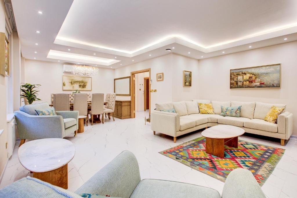 a living room with couches and a dining room at London Central Residence in London