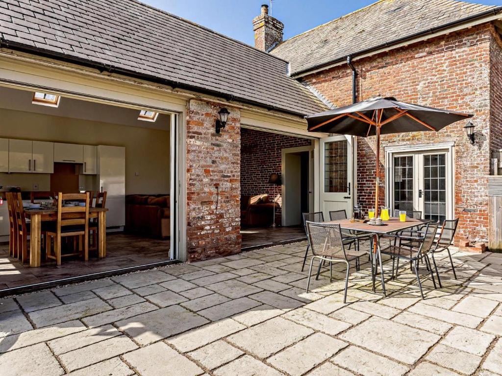 a patio with a table and an umbrella at 3 Bed in Taunton oc-blaba in Oake