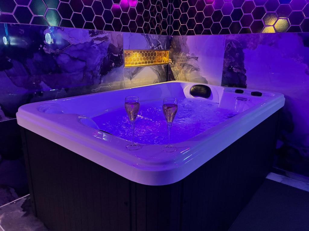 Le Confidentiel -Love Room, marbres, jeux, jacuzzi