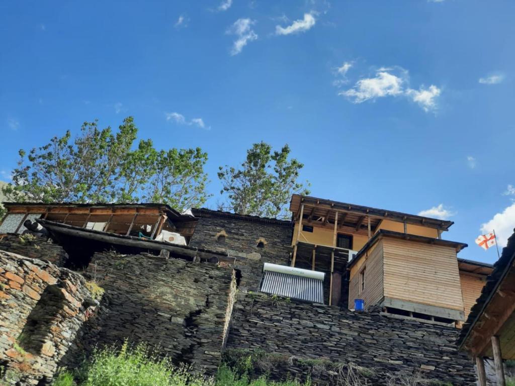 a building on top of a brick wall at Dartlo Hotel in Dart'lo