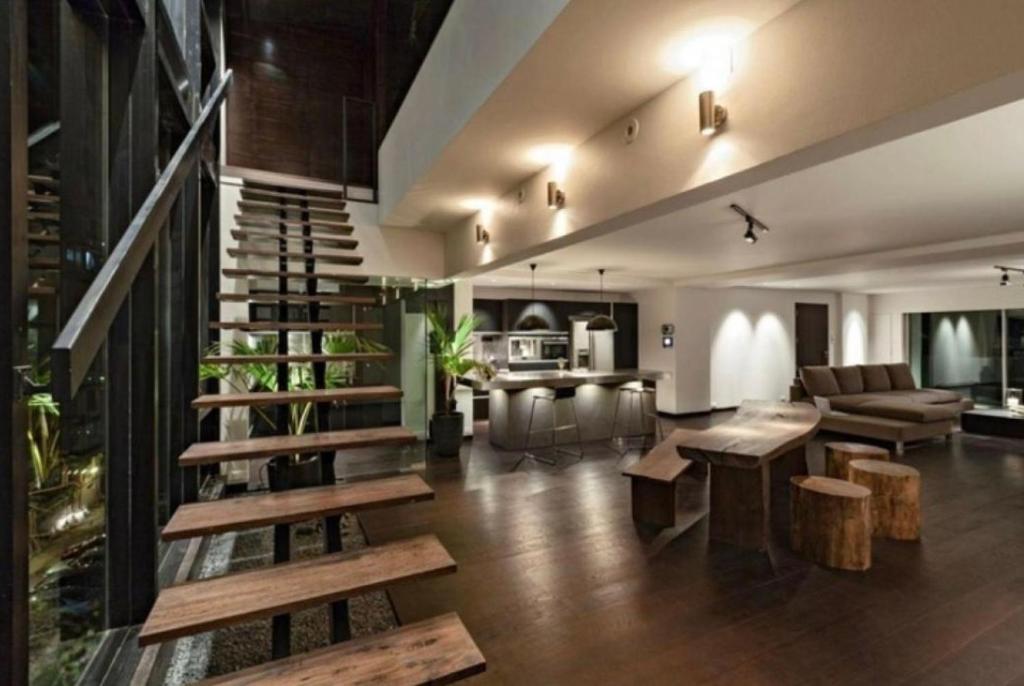 Duplex Desing Lyonnais في Saint-Didier-au-Mont-dʼOr: غرفة معيشة مع مقاعد خشبية ودرج
