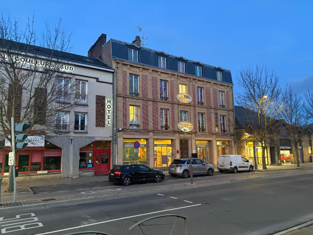 una calle con coches aparcados delante de un edificio en Hotel Couleurs Sud avec ascenseur et restaurant Centre ville-Gare Charleville-Mézières, en Charleville-Mézières