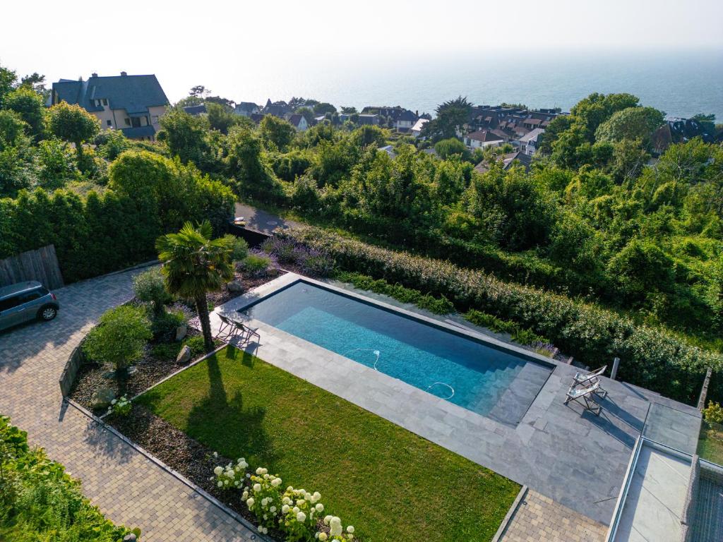 an overhead view of a swimming pool in a garden at Superbe Maison 4ch proche de la mer avec piscine in Bénerville-sur-Mer