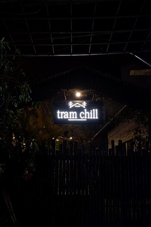a sign that reads tram chill is lit up at night at Trạm Chill Homestay in Khu Chi Lăng