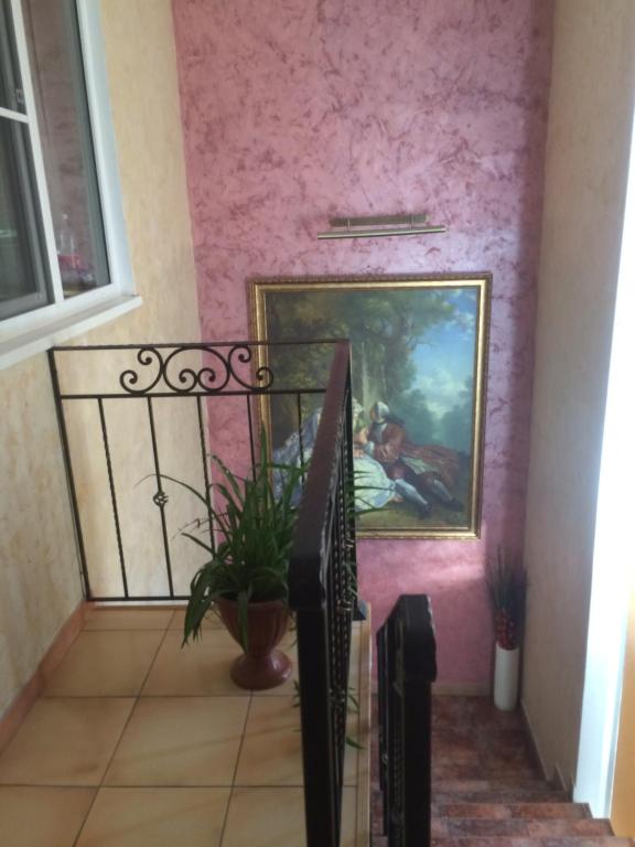 頓河畔羅斯托夫的住宿－Guest House Natalia，墙上挂着一幅画和一幅画的楼梯