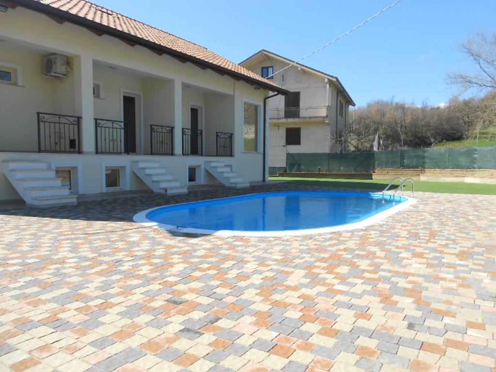 uma piscina em frente a uma casa em Villa Brettii em Rende