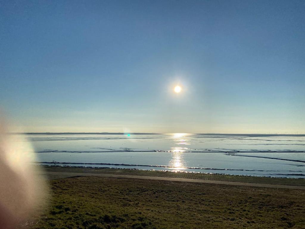 a view of the beach with the moon in the sky at Huus Diekblick Ditzum in Bunde