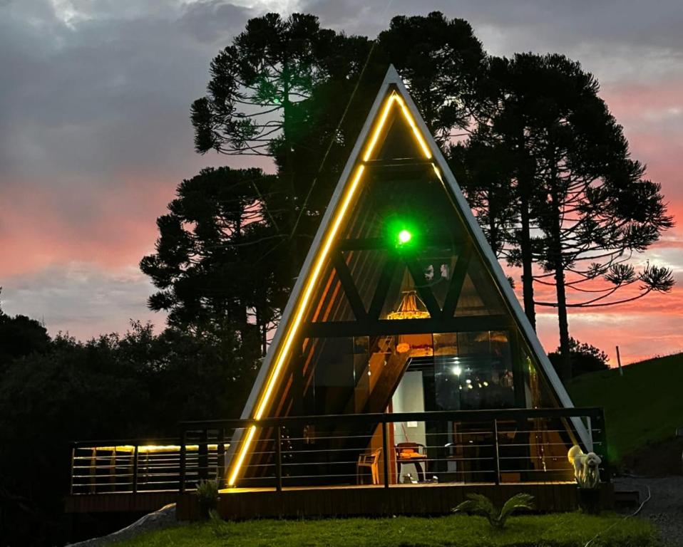 a tree house with a green light in it at Chalé Montem Verde I Refúgio na Serra Catarinense em Ponte Alta com Hidro próximo Lages, Urubici in Ponte Alta