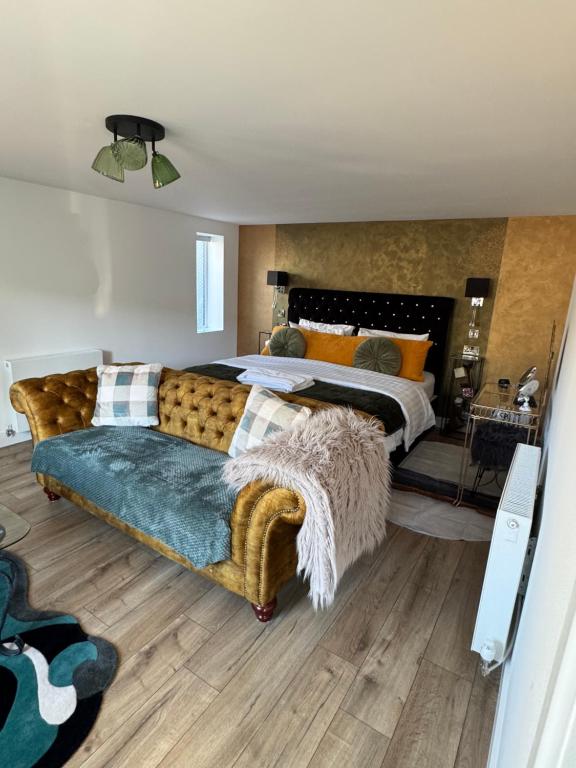 a bedroom with a bed and a couch and a bed at Gamelin in Llangollen