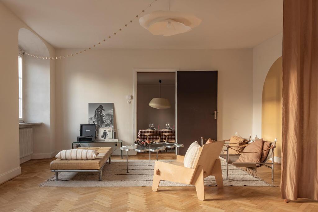 a living room with a couch and a table and chairs at Etagevåning på Stora torget in Visby