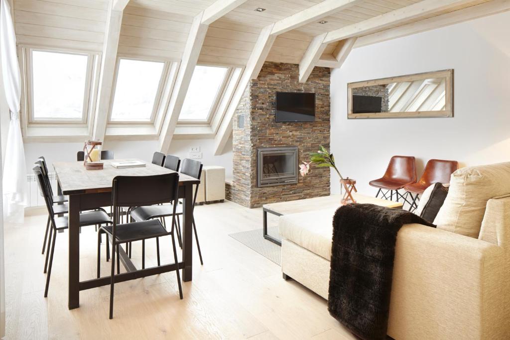 sala de estar con mesa y sofá en Val de Ruda Luxe 28 by FeelFree Rentals, en Baqueira Beret