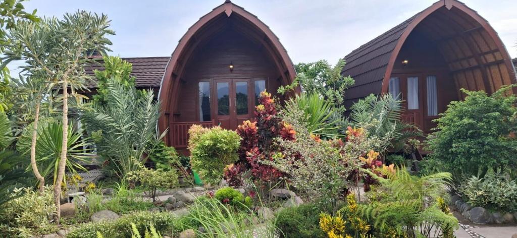 a house with a garden in front of it at Bungalow Bangket in Selaparang