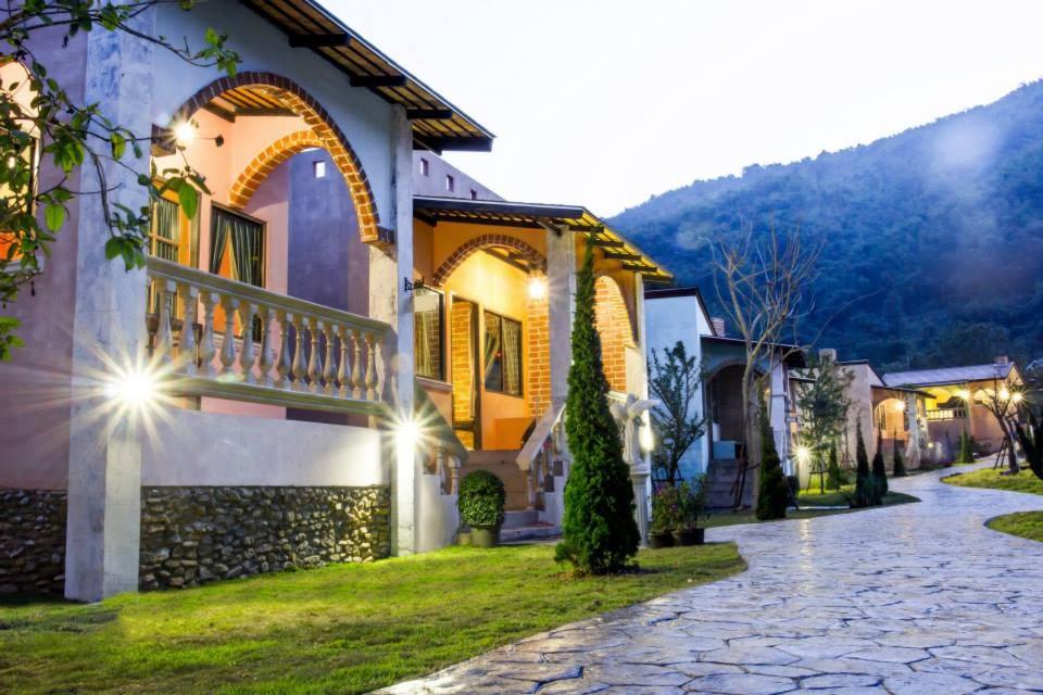 O vedere generală la munți sau o vedere la munte luată de la acest complex