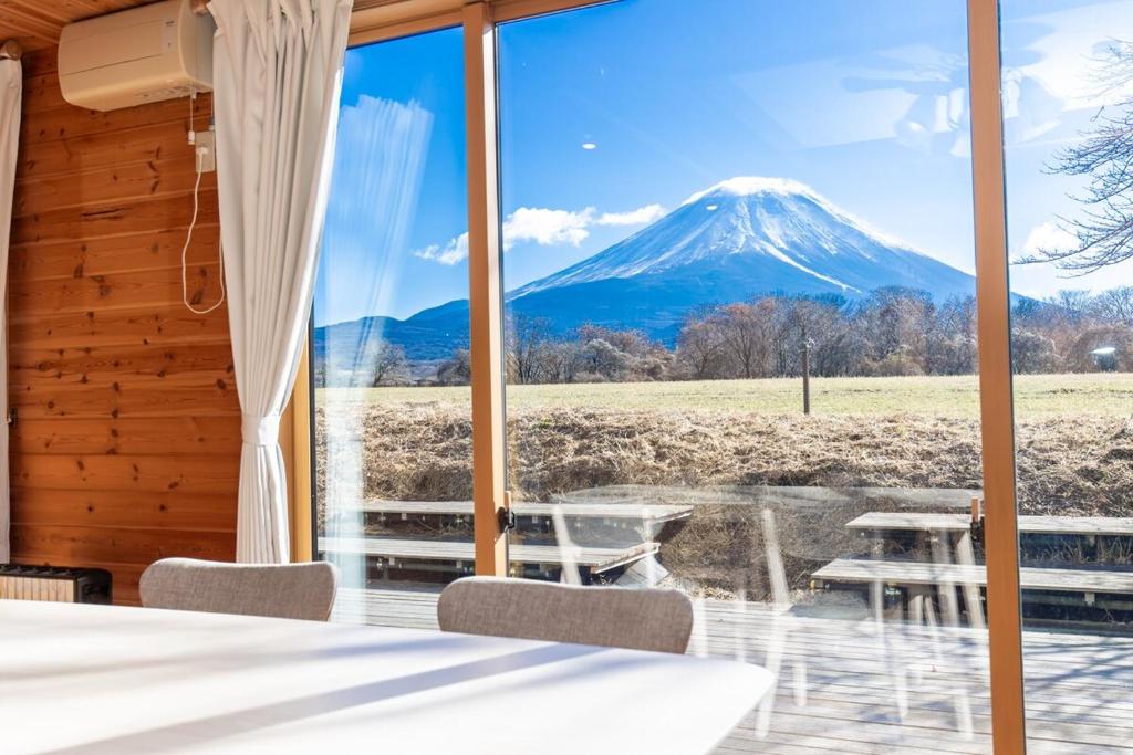 a room with a view of a snow covered mountain at ふじのわ in Fujikawaguchiko