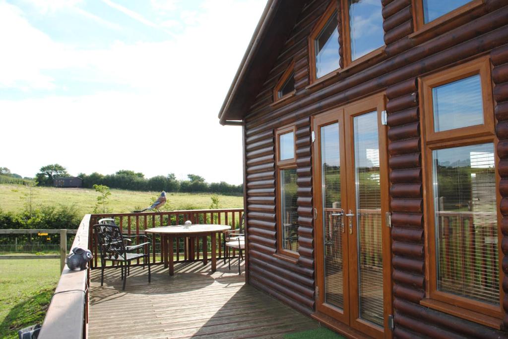 A porch or other outdoor area at Fairview Farm Log Cabins & Lodges Holiday Accommodation set in 88 acres in Nottingham