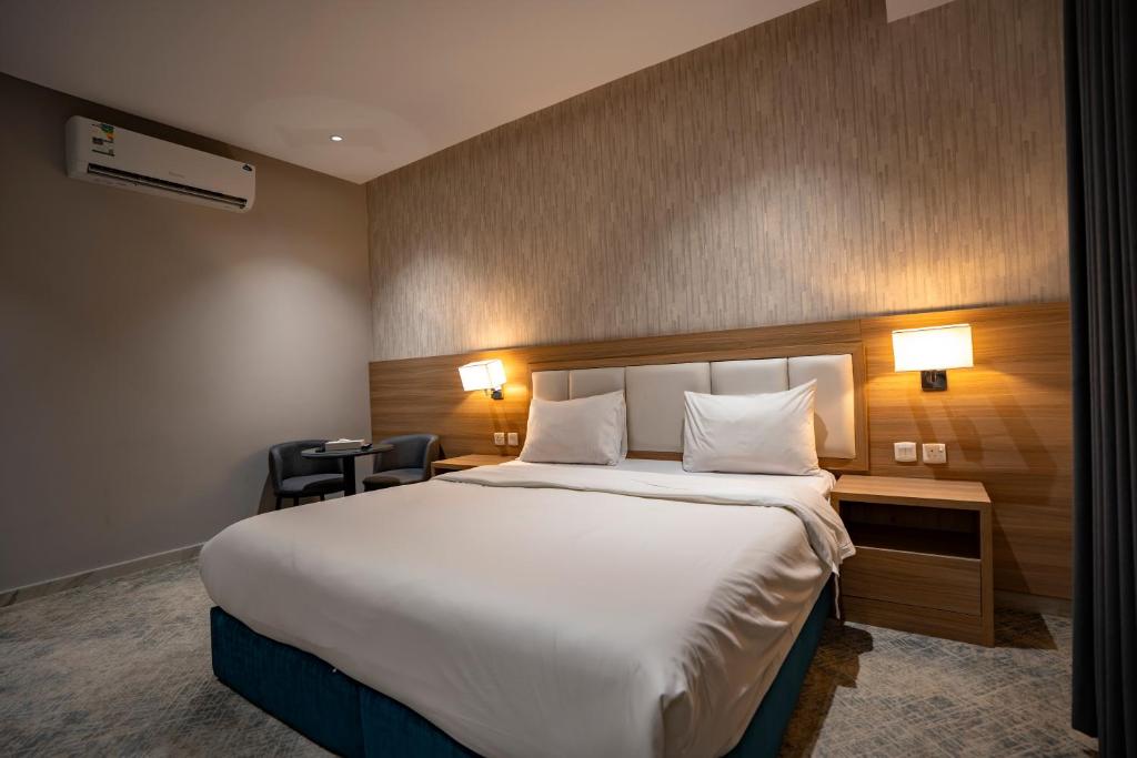 a hotel room with a large bed and a desk at Nozol Tabba in Medina