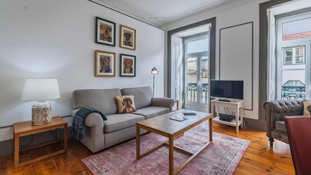 Classic Tagus River View Apartment by LovelyStay
