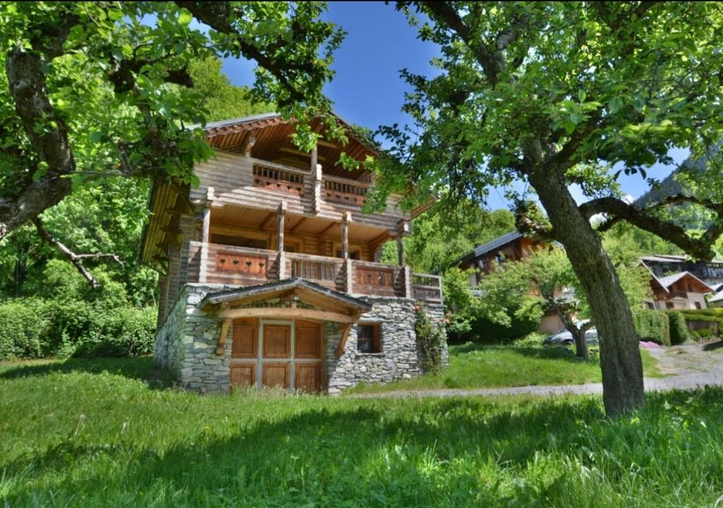 an old stone house in the middle of a field at le chalet in Planay