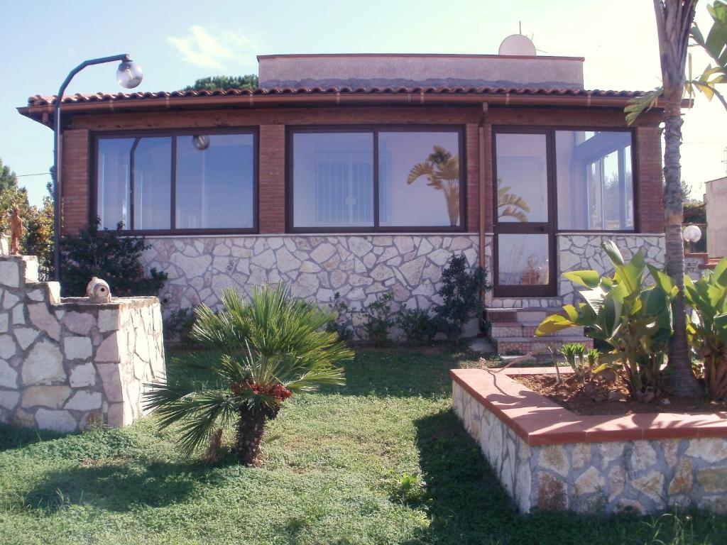 ein Haus mit einem großen Fenster an der Seite in der Unterkunft Villa Delia in Balestrate
