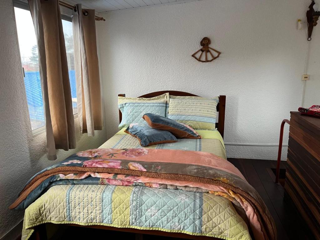 a bedroom with a bed and a window at Apartamento Tito in Barra del Chuy