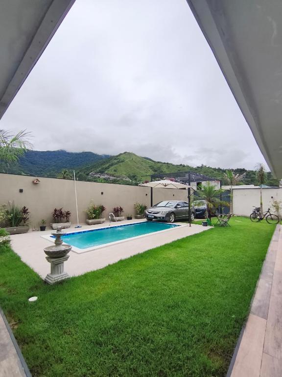 a view of a yard with a swimming pool at Enseada Beach in São Sebastião