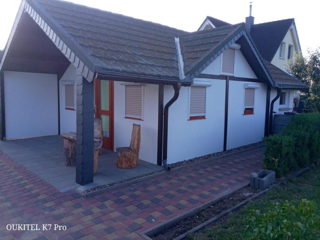 a house with a roof over a patio at Seeperle am Concordia See in Friedrichsaue